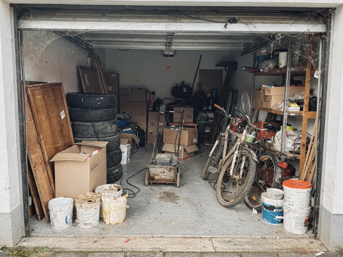 Vorher: Garage vor und nach der Entrümpelung