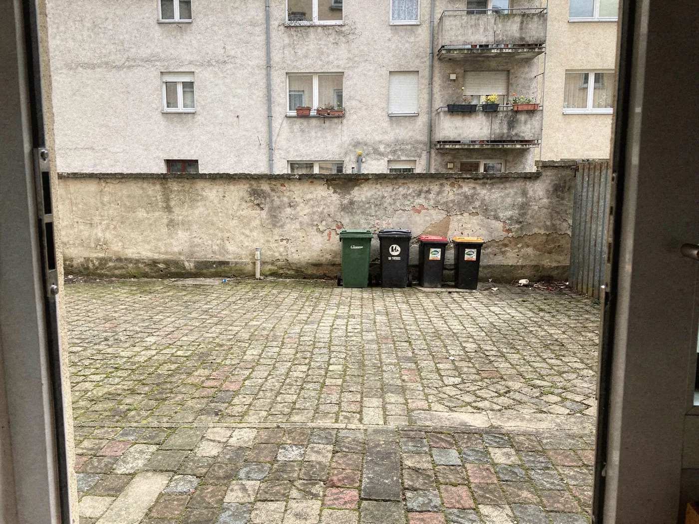 Nachher: Hinterhof vor und nach der Räumung