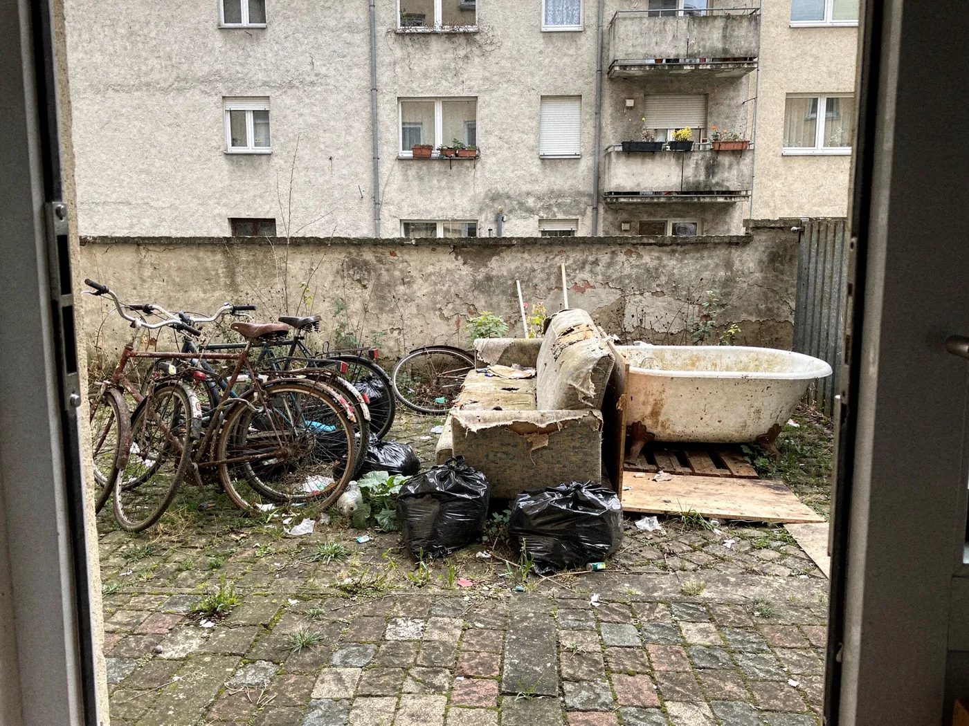 Vorher: Hinterhof vor und nach der Räumung