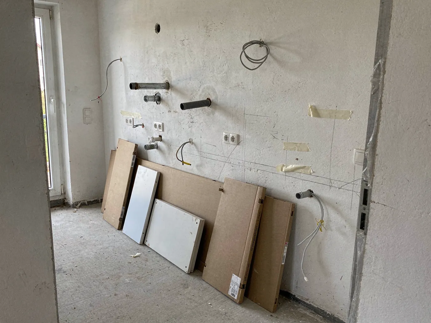 Vorher: Küchenwand vor und nach der Montage